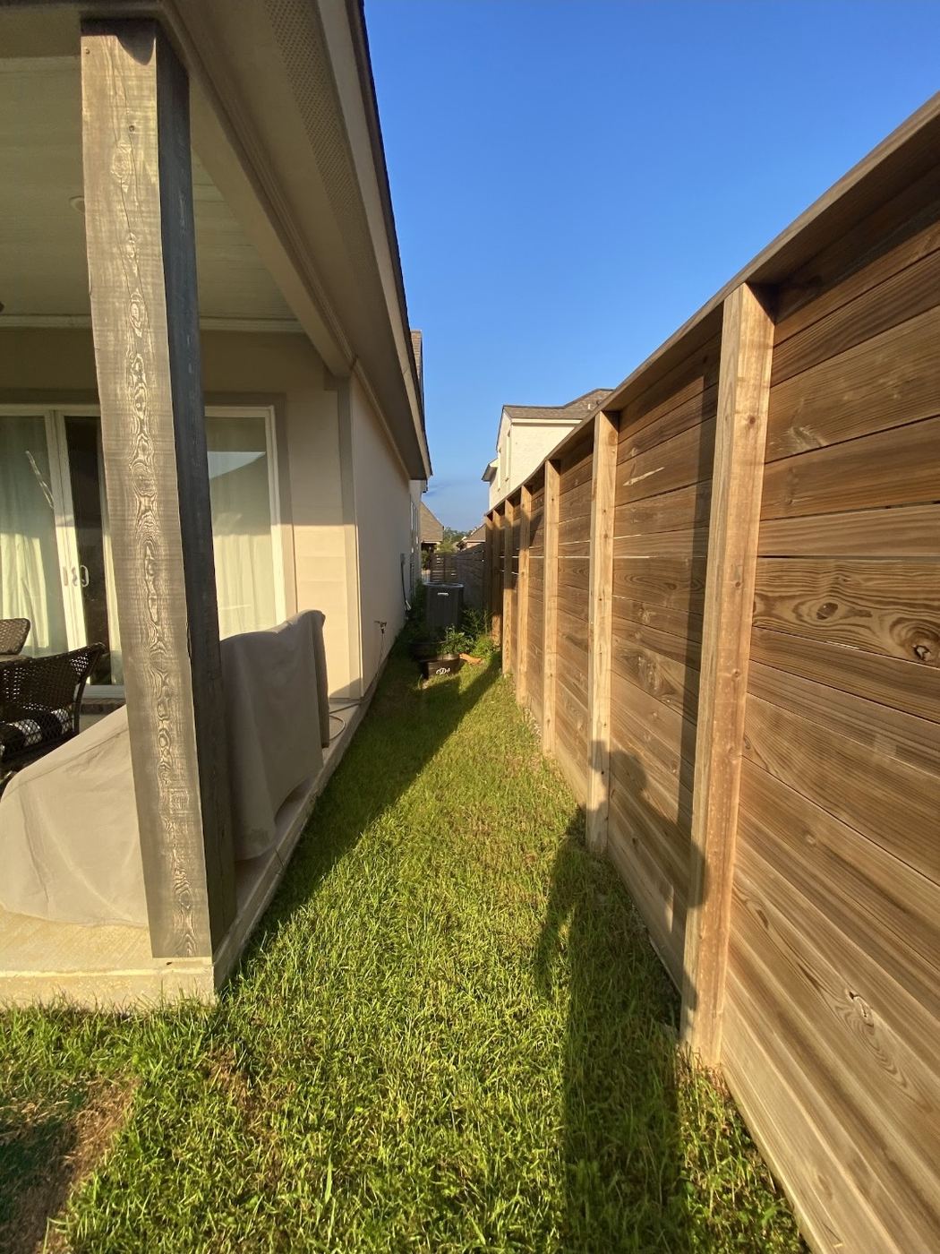 Horizontal wood fence style
